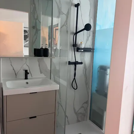 Appartement Design Mit Eigenem Bad Und Wc Im Herzen Von *